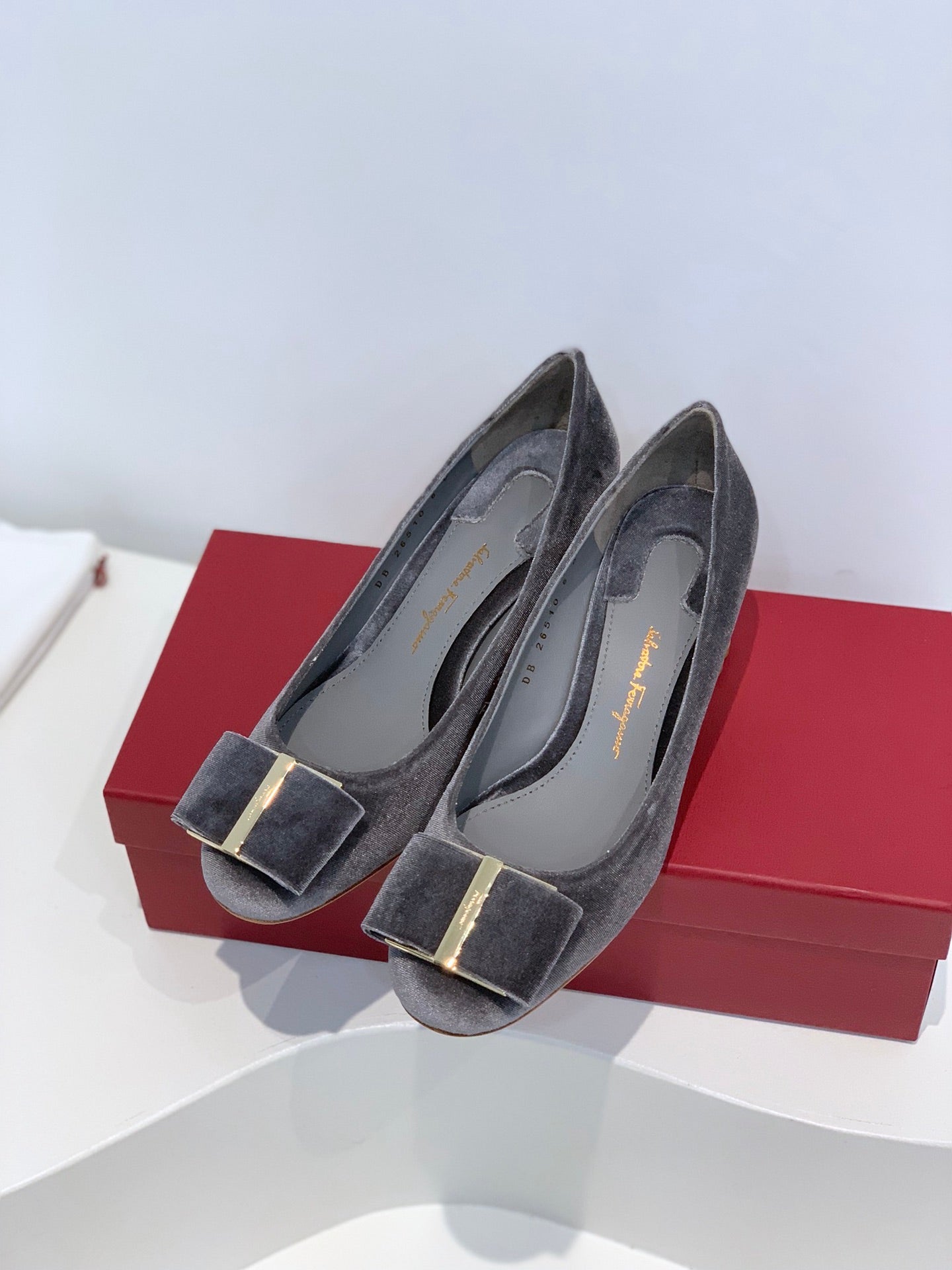 Salvatore Ferragamo鞋-菲拉格慕 VARA大蝴蝶結 絲絨面 金梅花跟 高跟鞋