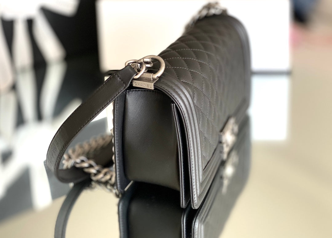 Chanel Leboy 25-黑色胎牛皮-復古銀扣