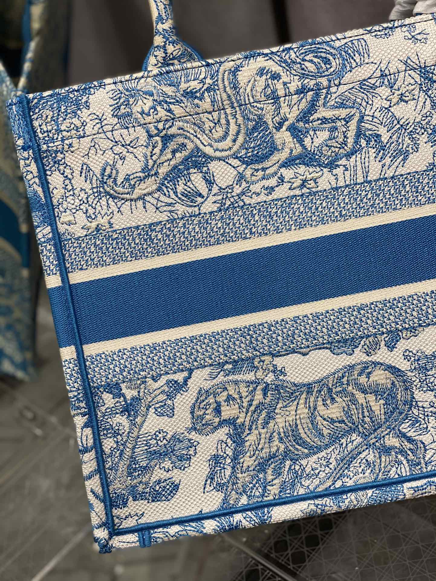 Dior Book Tote-小號36.5cm淺藍老虎