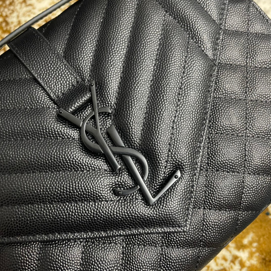 聖Y羅-Monogram魚子醬V型菱格絎縫紋路信封包 中號