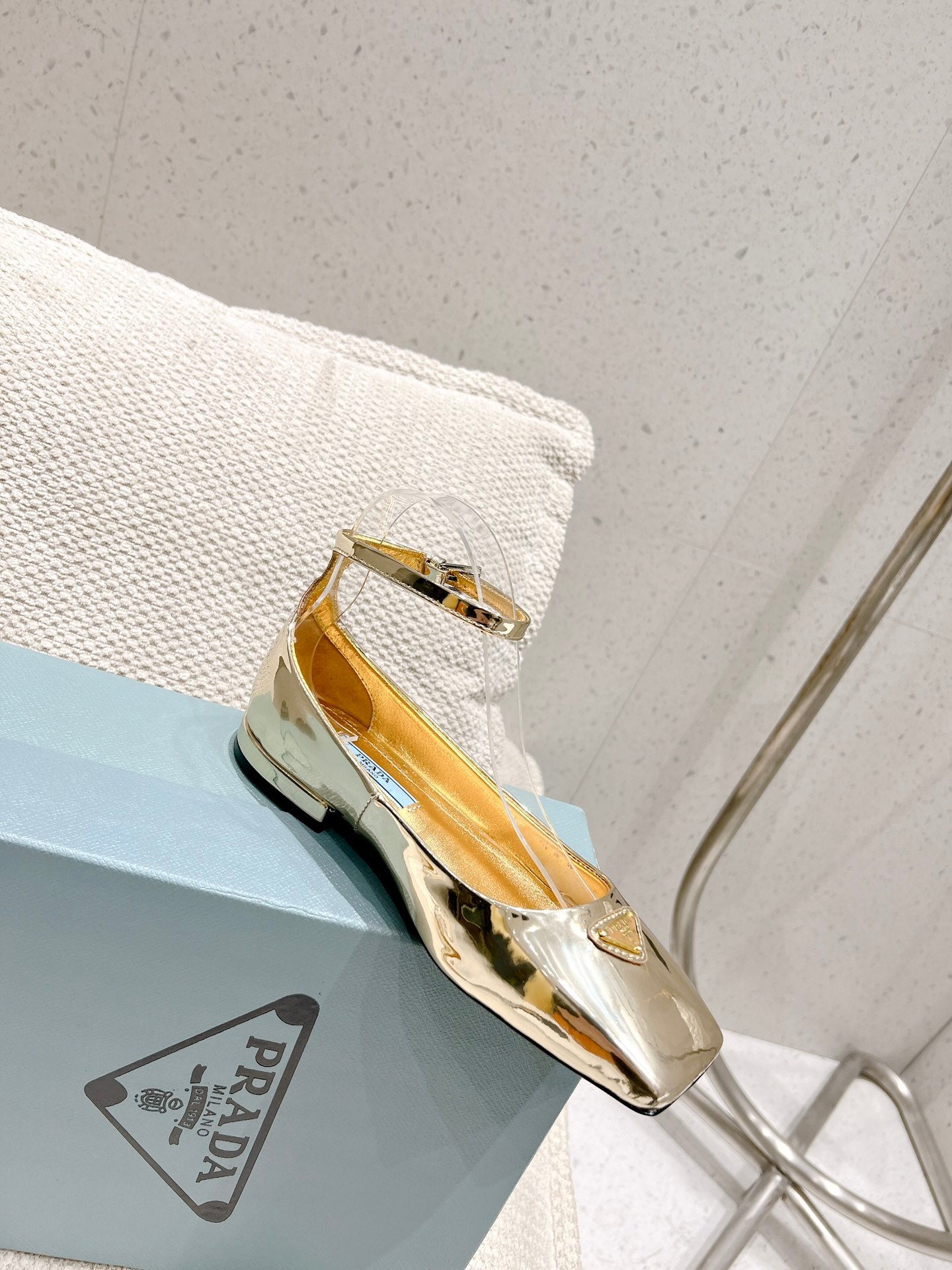 普P家-2023春夏新款 皮革芭蕾平底鞋 銀色