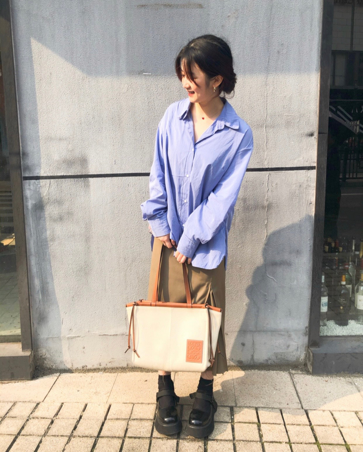 羅L威-Cushion tote 白色棕皮 上身圖
