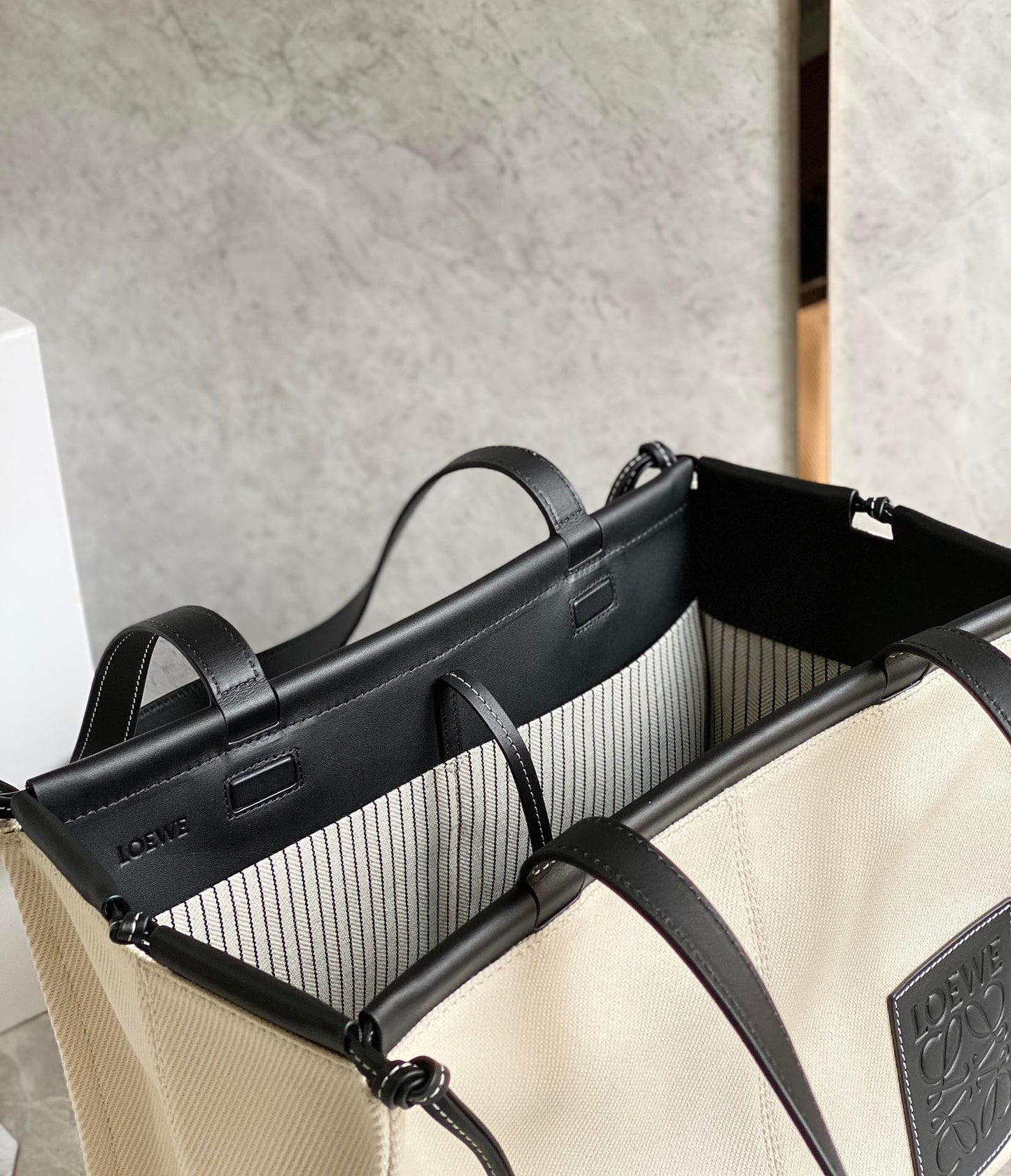 羅L威-Cushion tote 白色黑色