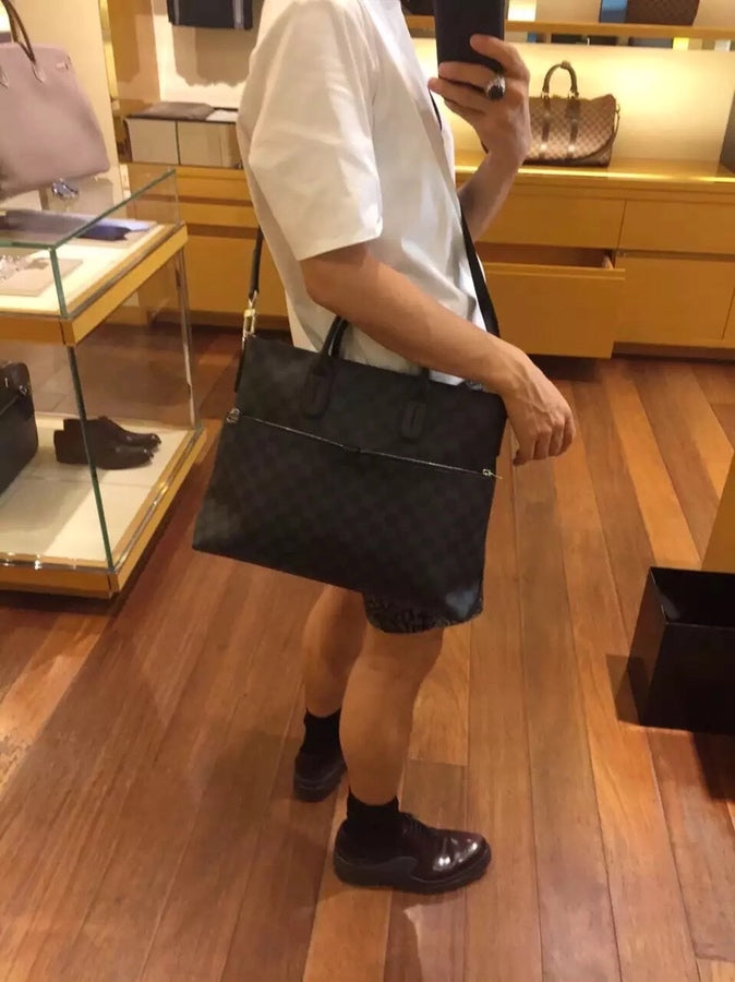 Lou-手提包 公事包 棋盤格黑 上身照