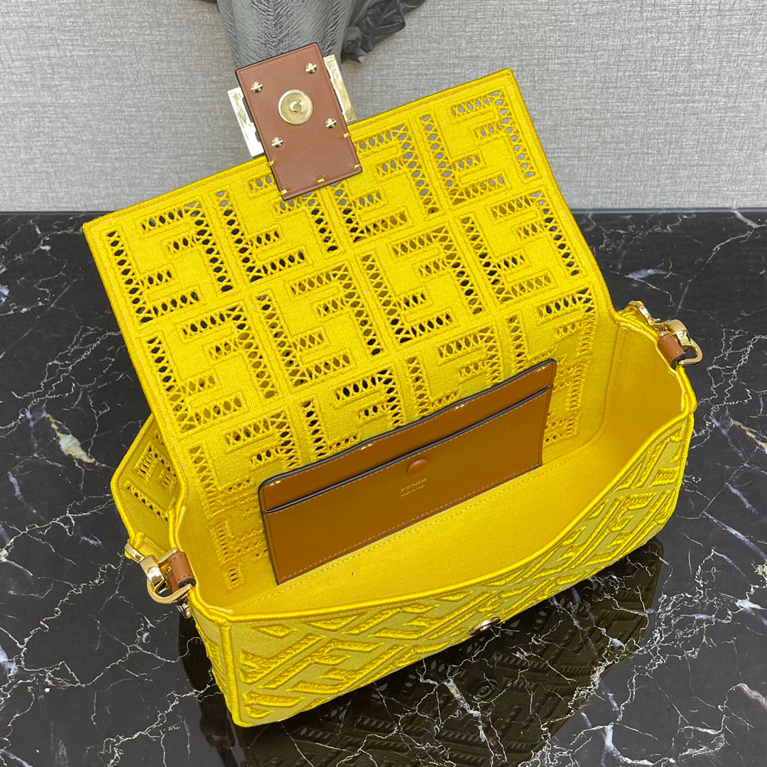 芬F家-Baguette-中型黃色刺繡簍空法棍包