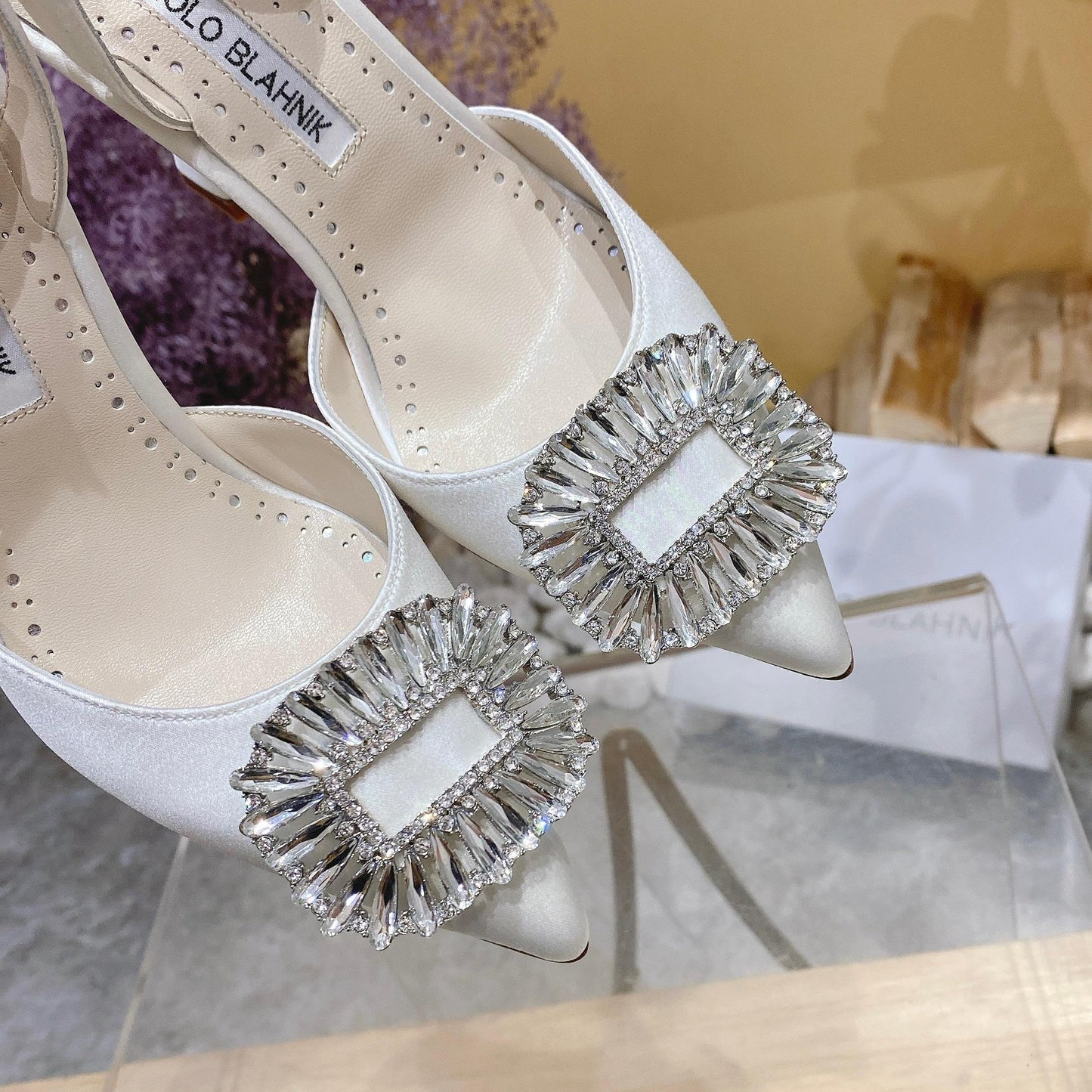 Manolo Blahnik-22SS 晶飾搭扣高跟鞋 白色 8cm