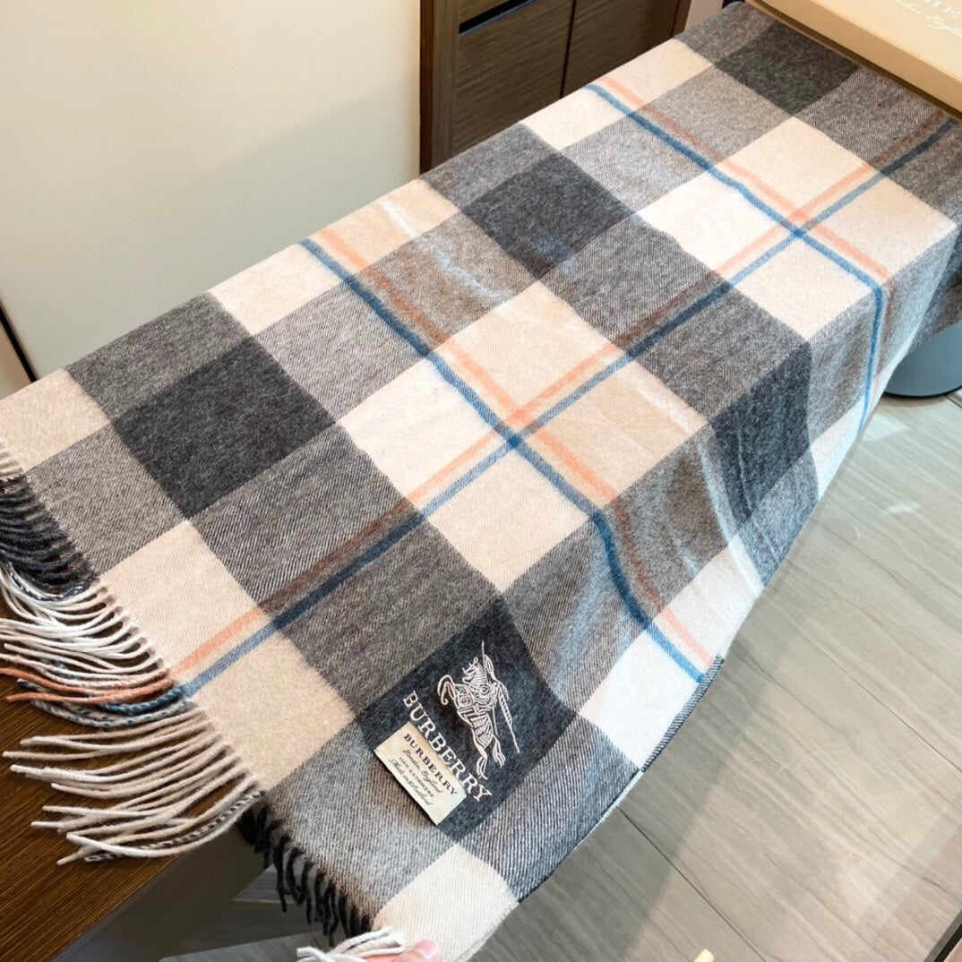 Burberry 刺繡戰馬羔羊絨圍巾-可當披肩