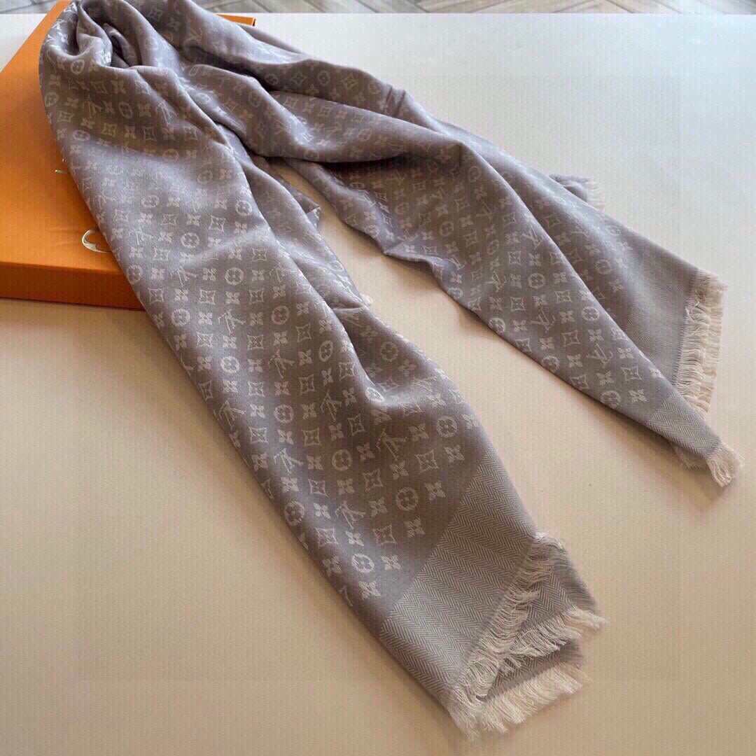 路L家-字母logo提花圍巾 120*120cm 50%羊毛+50%桑蠶絲 灰色