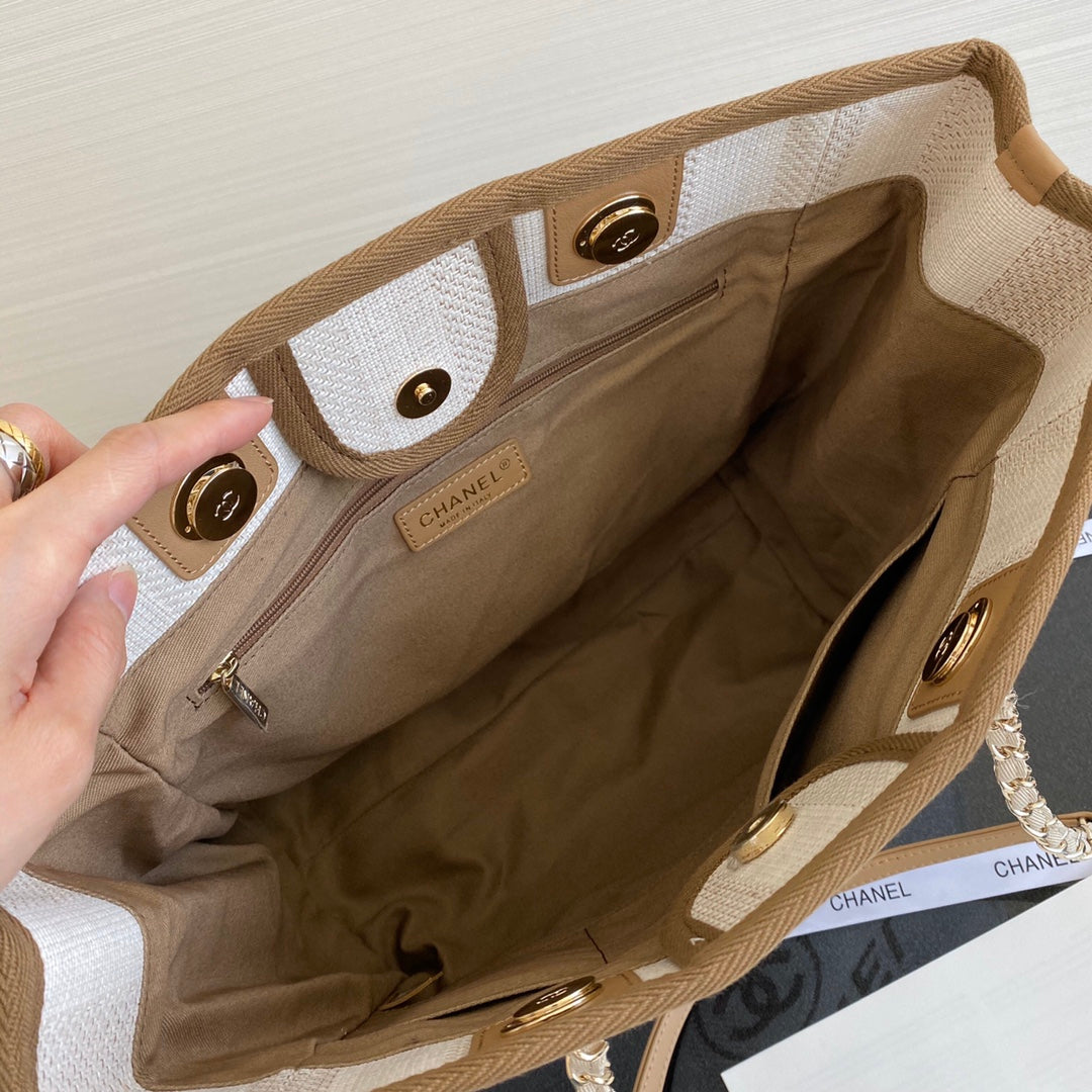 Chanel 中號米色條紋沙灘包