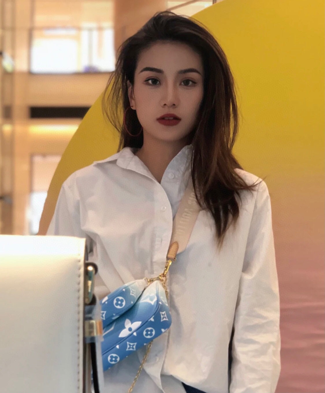 M57634 路L家-路L家-Multi Pochette Accessoires 手袋 三合一包 上身照