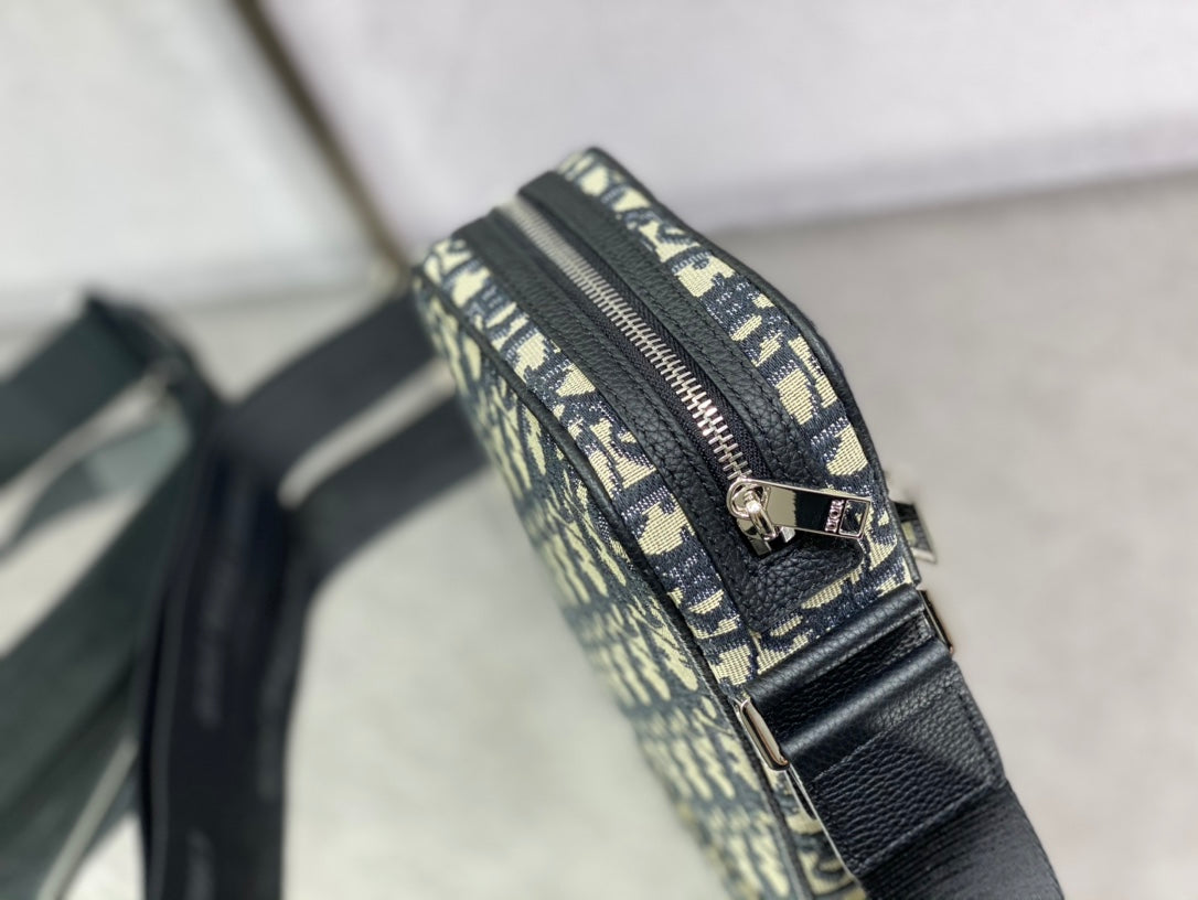 Dior 豎版相機包-15*6*18cm