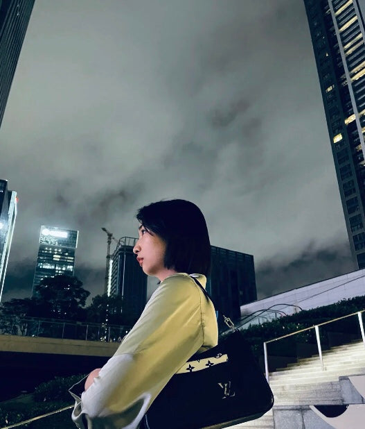 M80689 路L家-Marelle 手袋 黑色 上身照