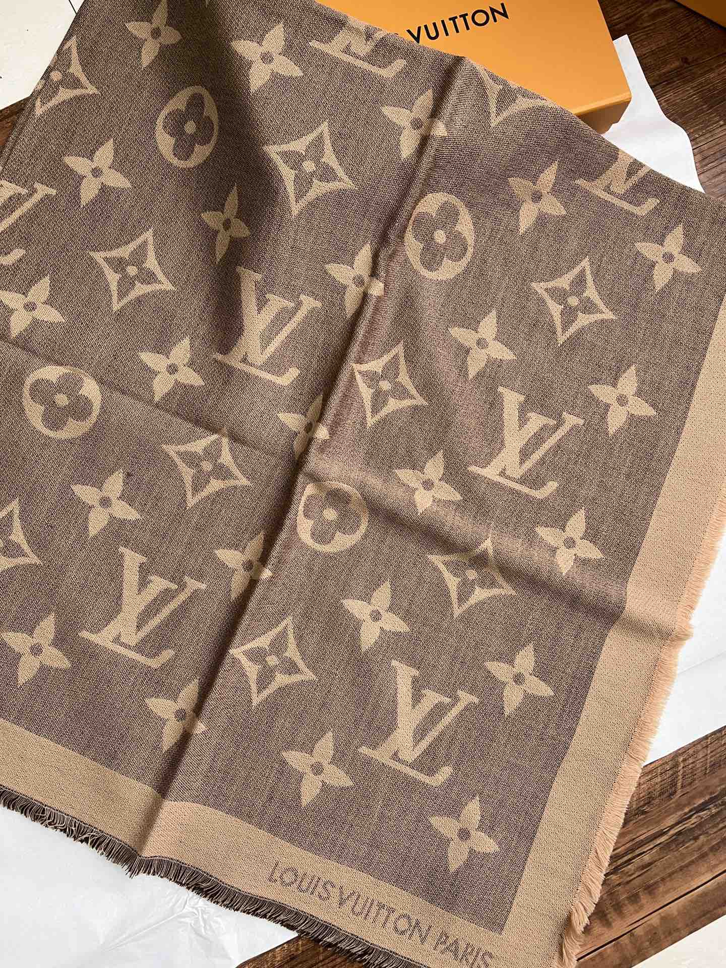 路L家-Monogram方巾 140*140cm 70%羊絨30%真絲 咖色