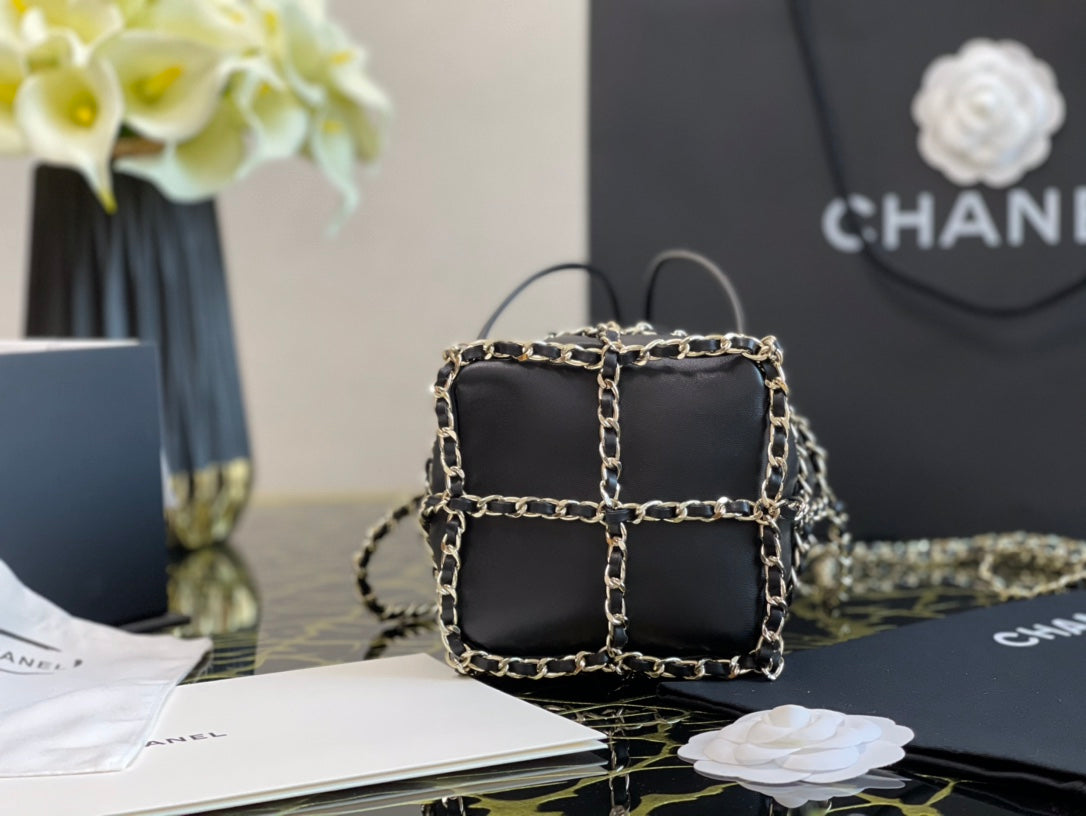 Chanel 小號羊皮抽繩水桶包
