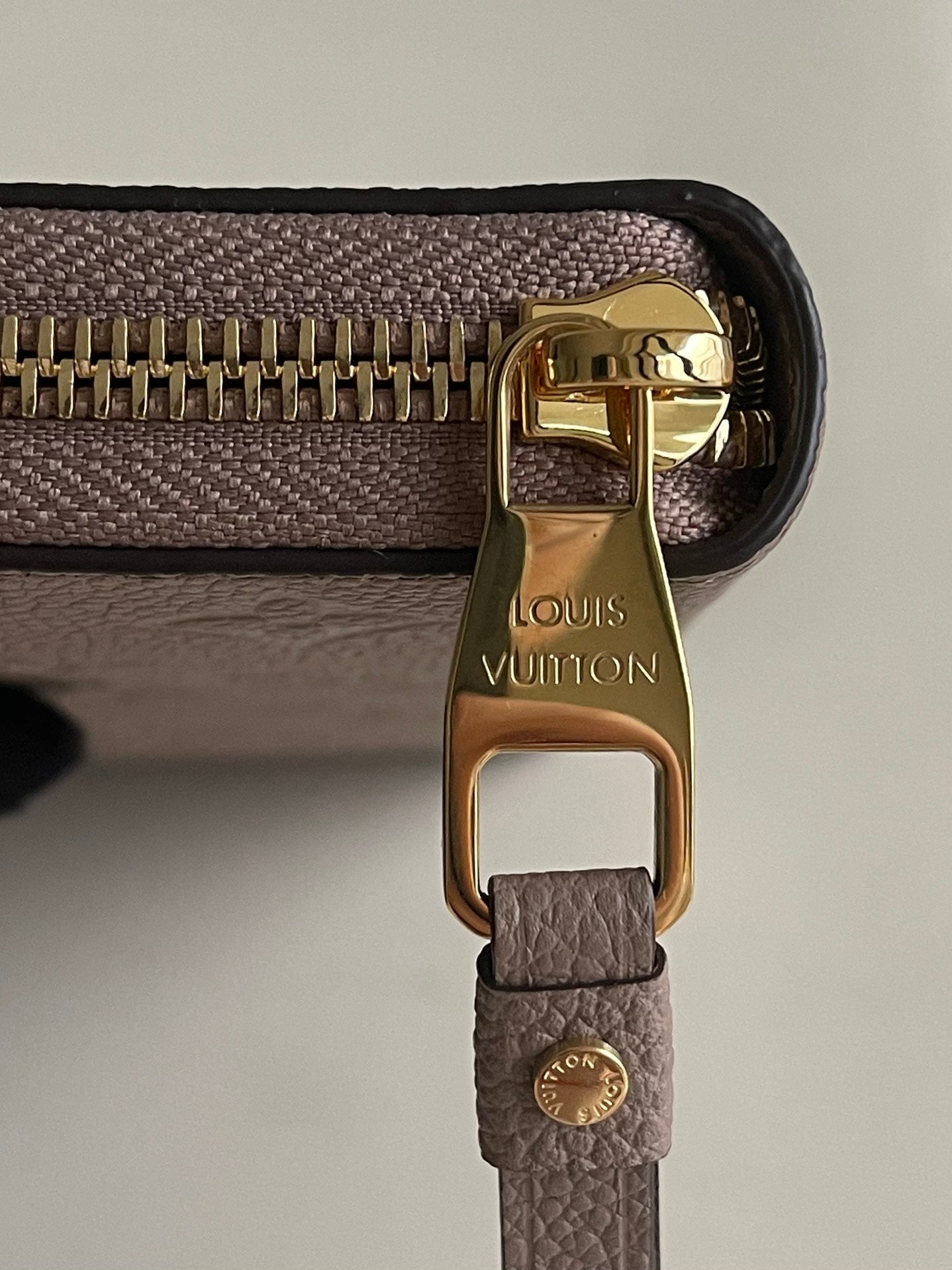 LV 經典拉鍊長夾 M61867 杏色