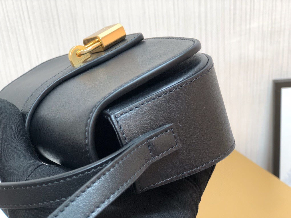 賽C家-Mini Tabou Clutch 鎖頭飾腋下包 黑色 平紋牛皮革