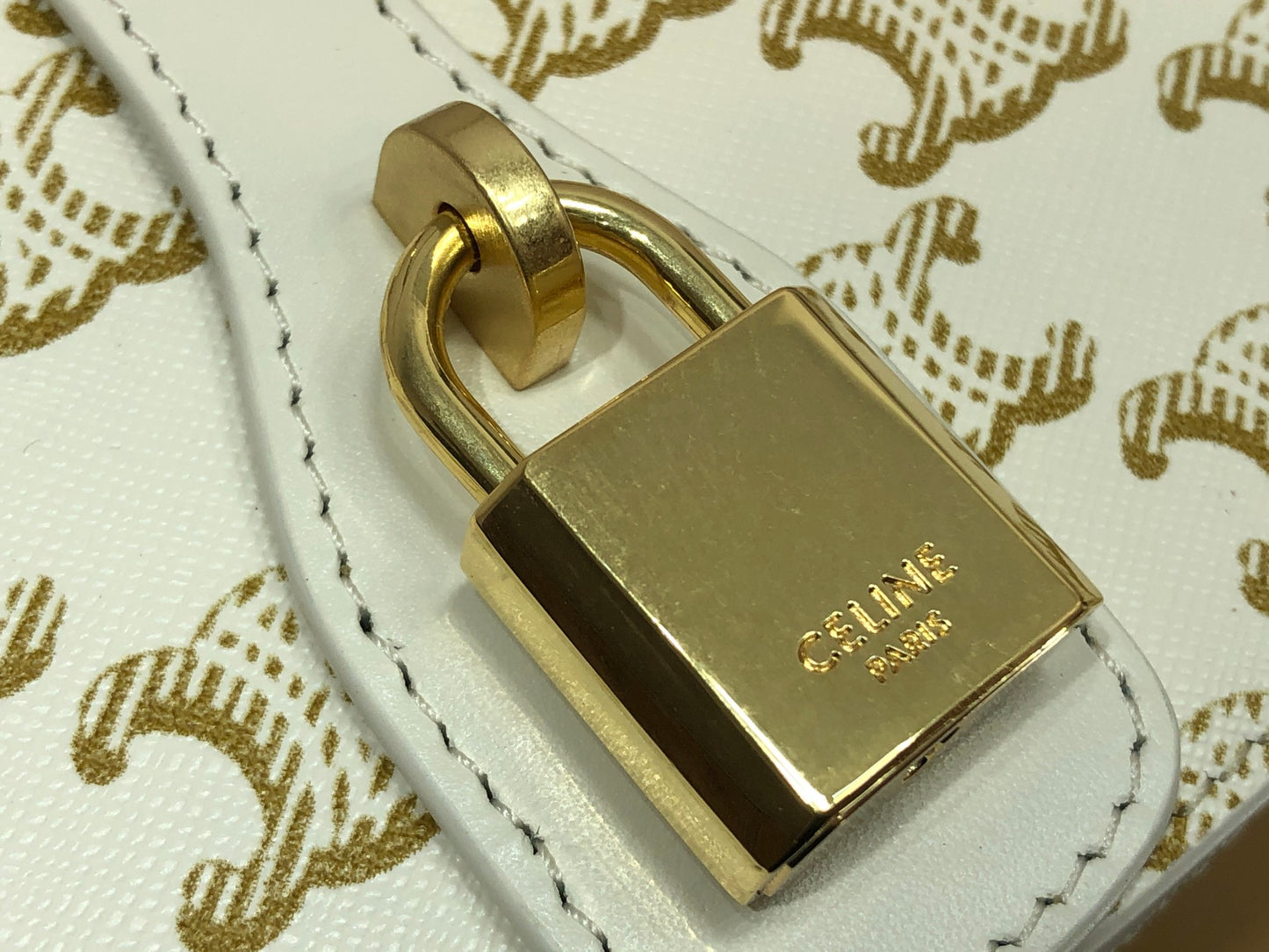 賽C家-Mini Tabou Clutch 鎖頭飾腋下包 老花白色
