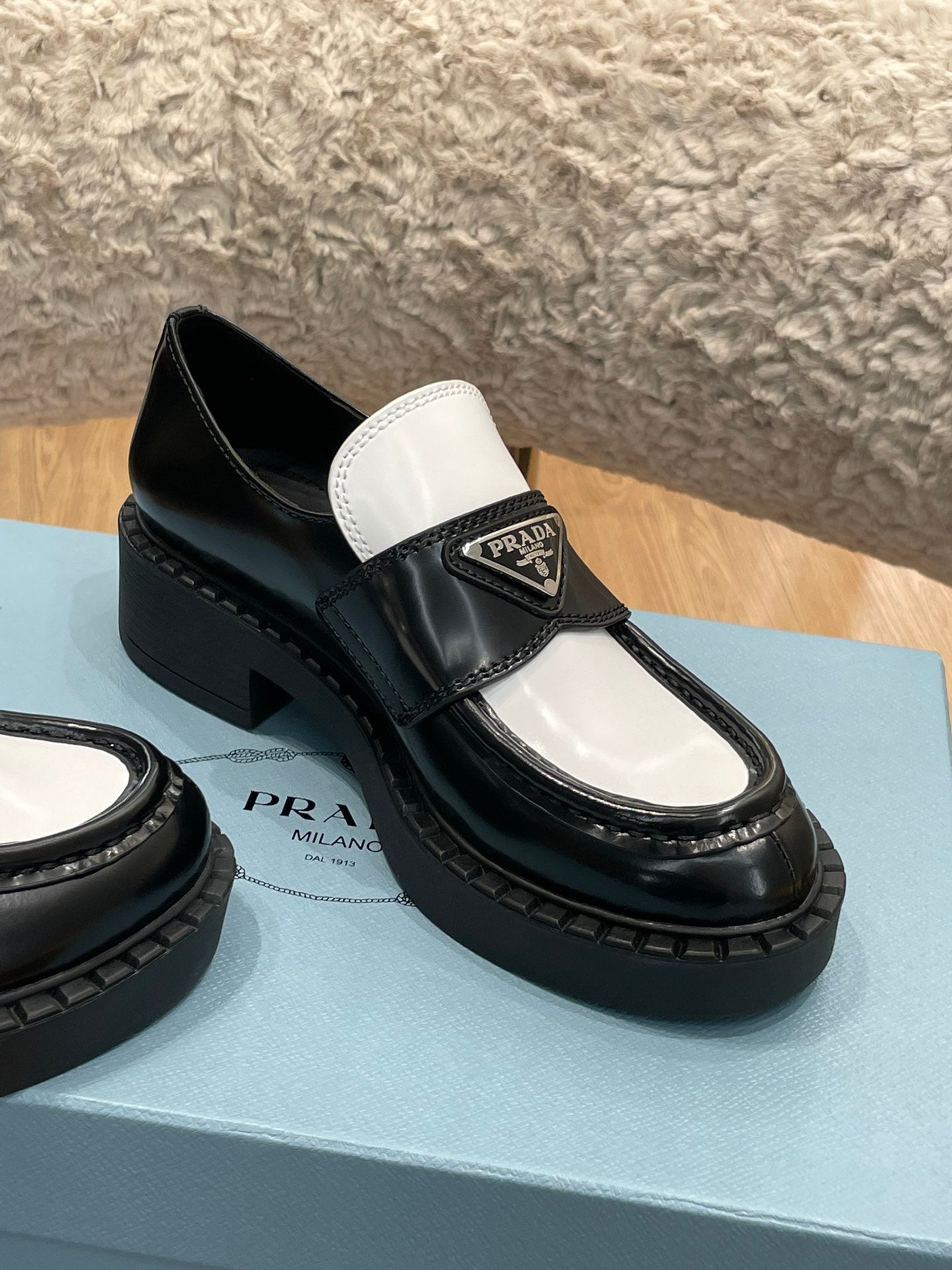 Prada 鞋-Prada 厚底樂福鞋（黑白）