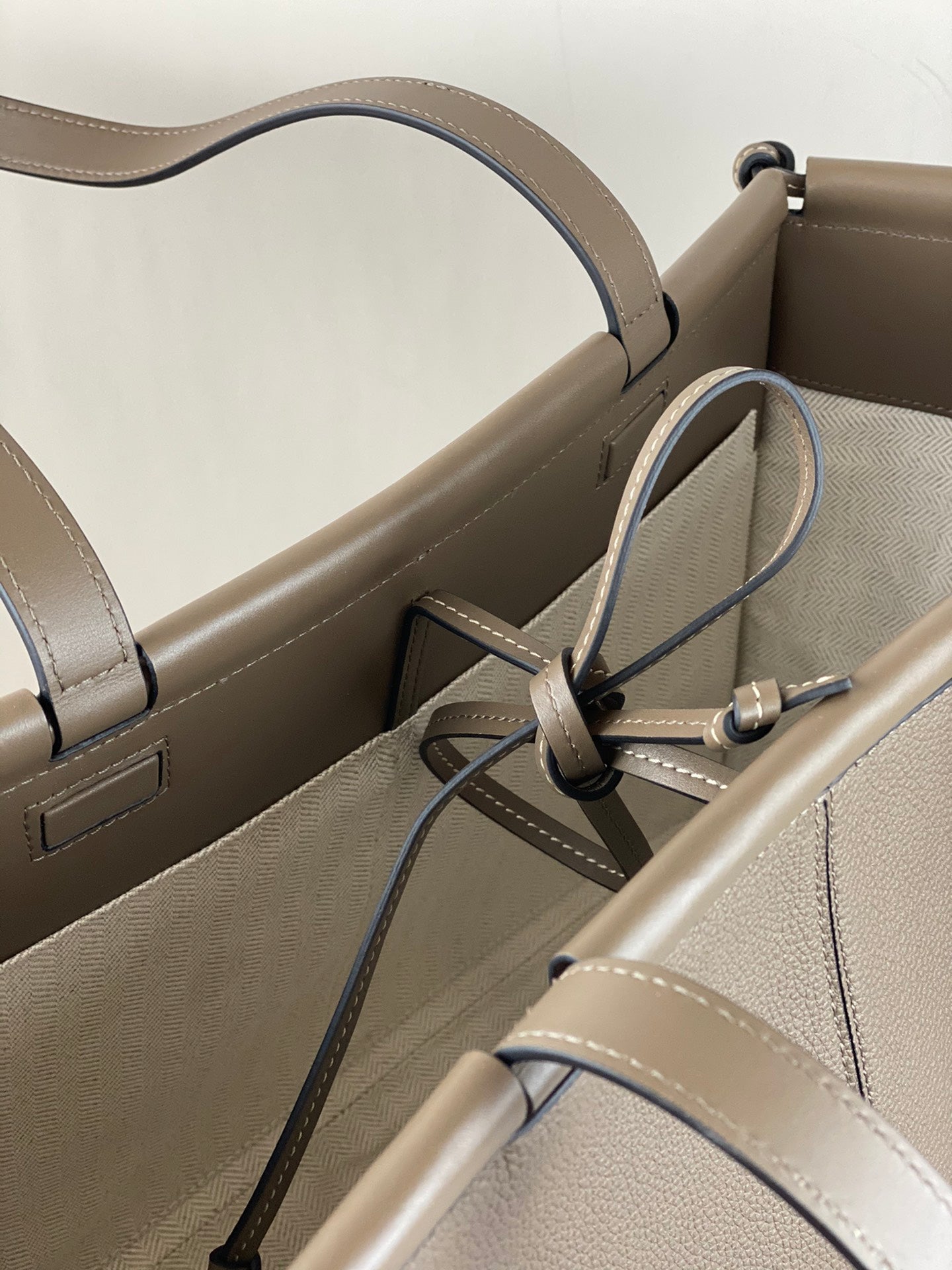 羅L威-Cushion tote 小牛皮 灰色