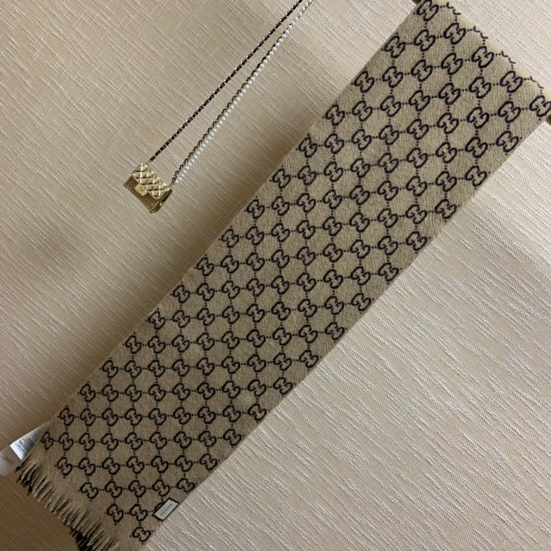 Gucci 雙面羔羊毛圍巾