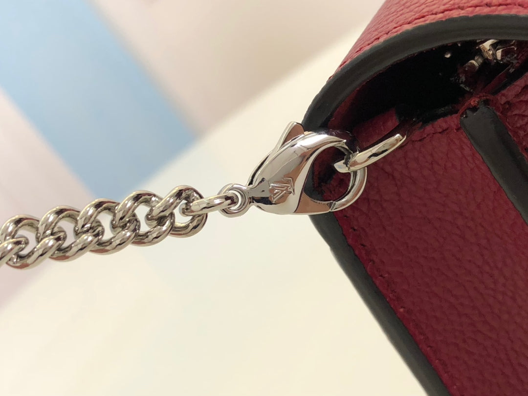 M63471 路L家-MyLockMe Chain鍊條包 棗紅色