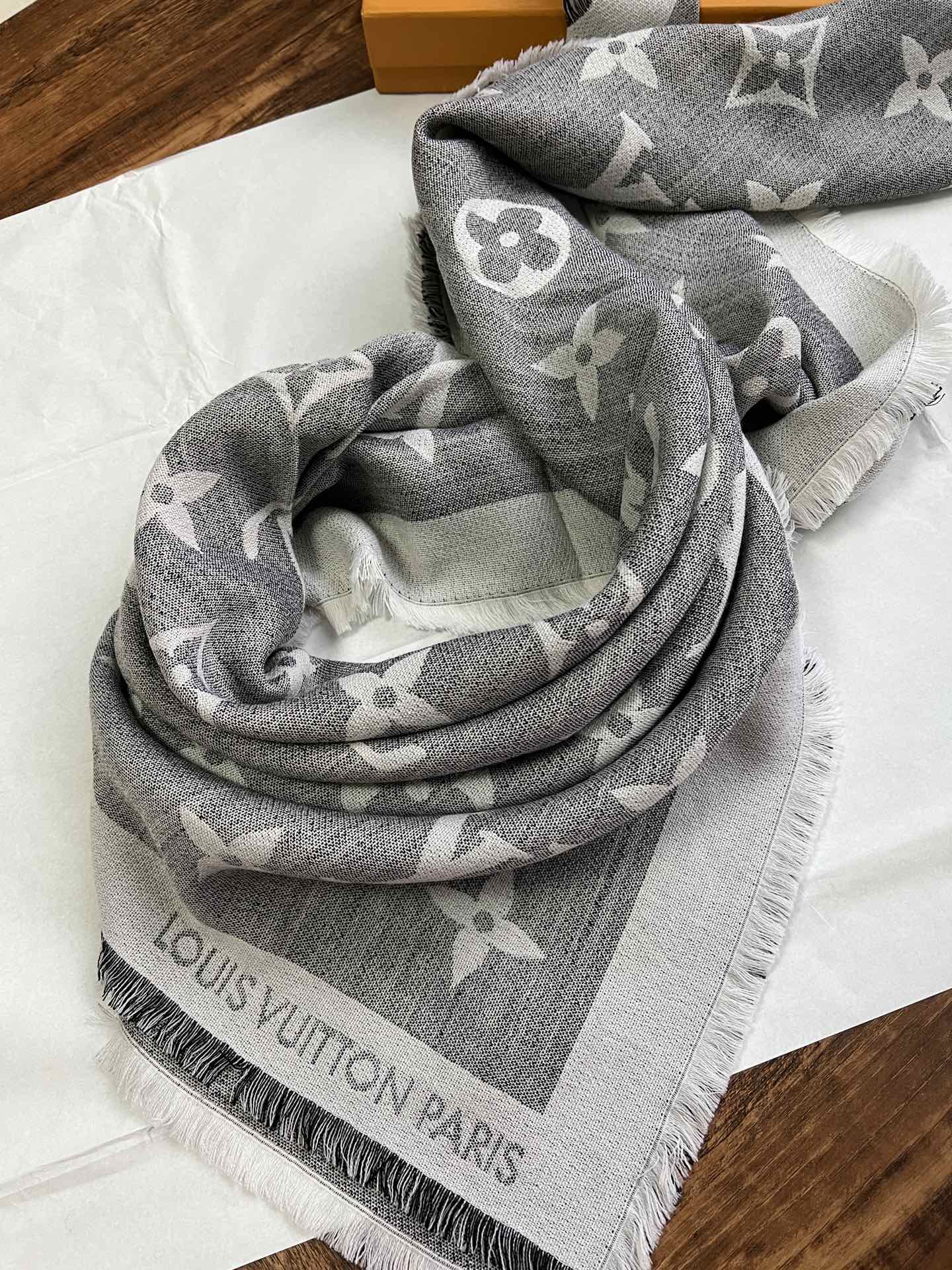 路L家-Monogram方巾 140*140cm 70%羊絨30%真絲 灰色