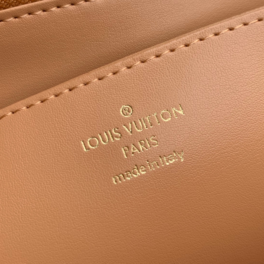 LV M69994 拉鍊長夾