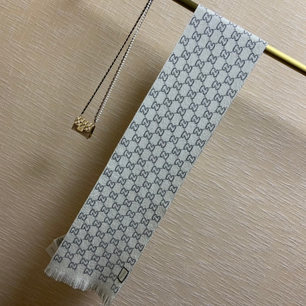 Gucci 雙面羔羊毛圍巾