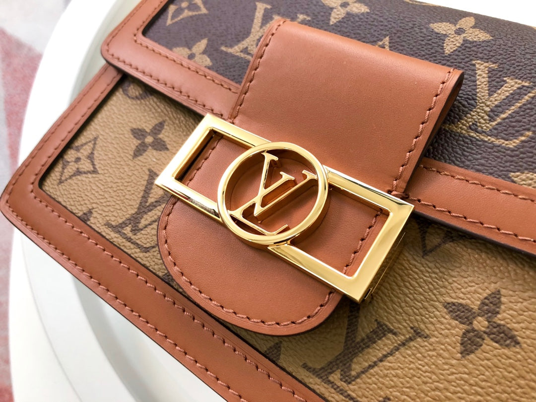 M43392 路L家-2019 早春 Dauphine 郵差包 小號