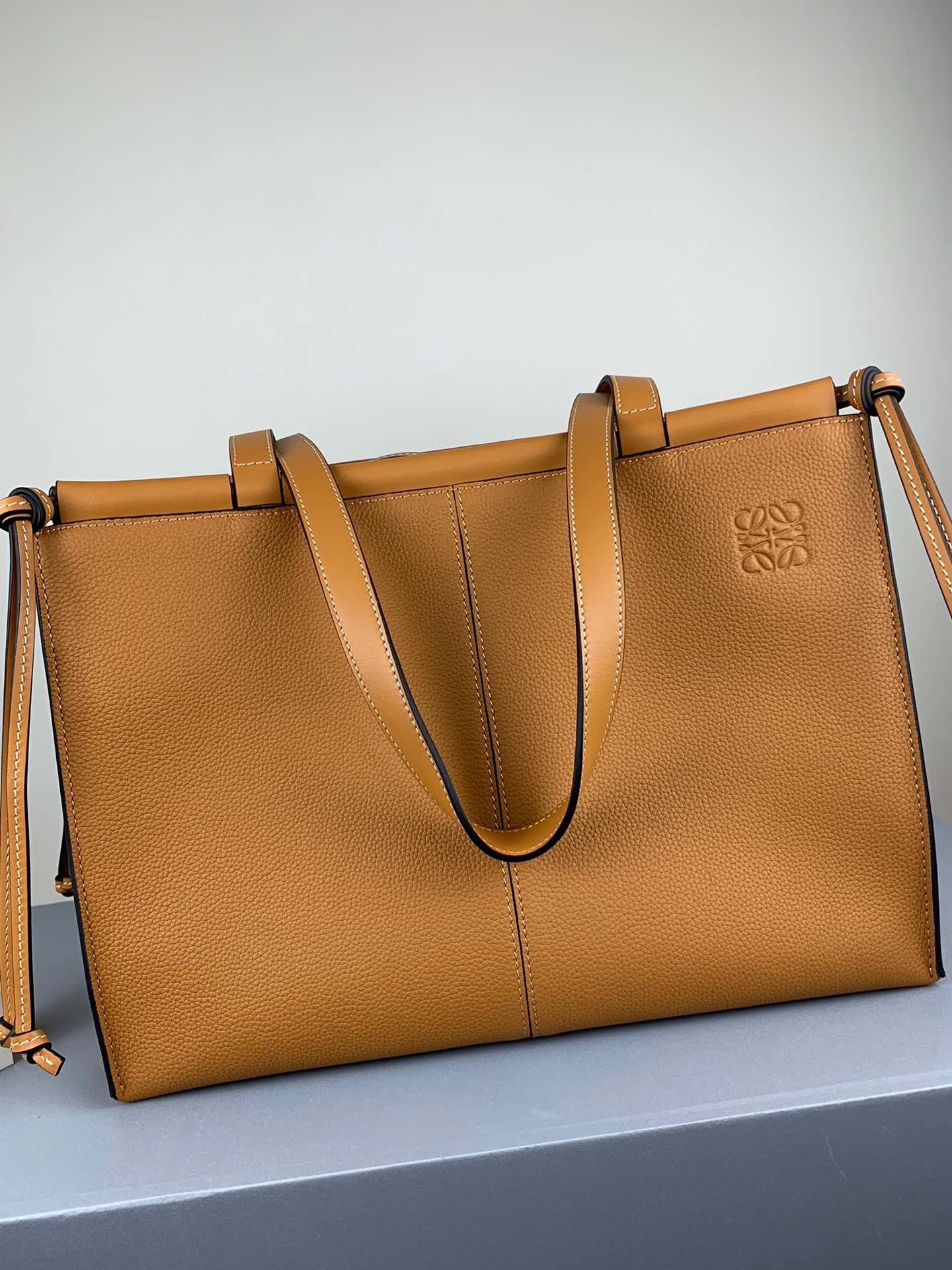羅L威-Cushion tote 小牛皮 棕色