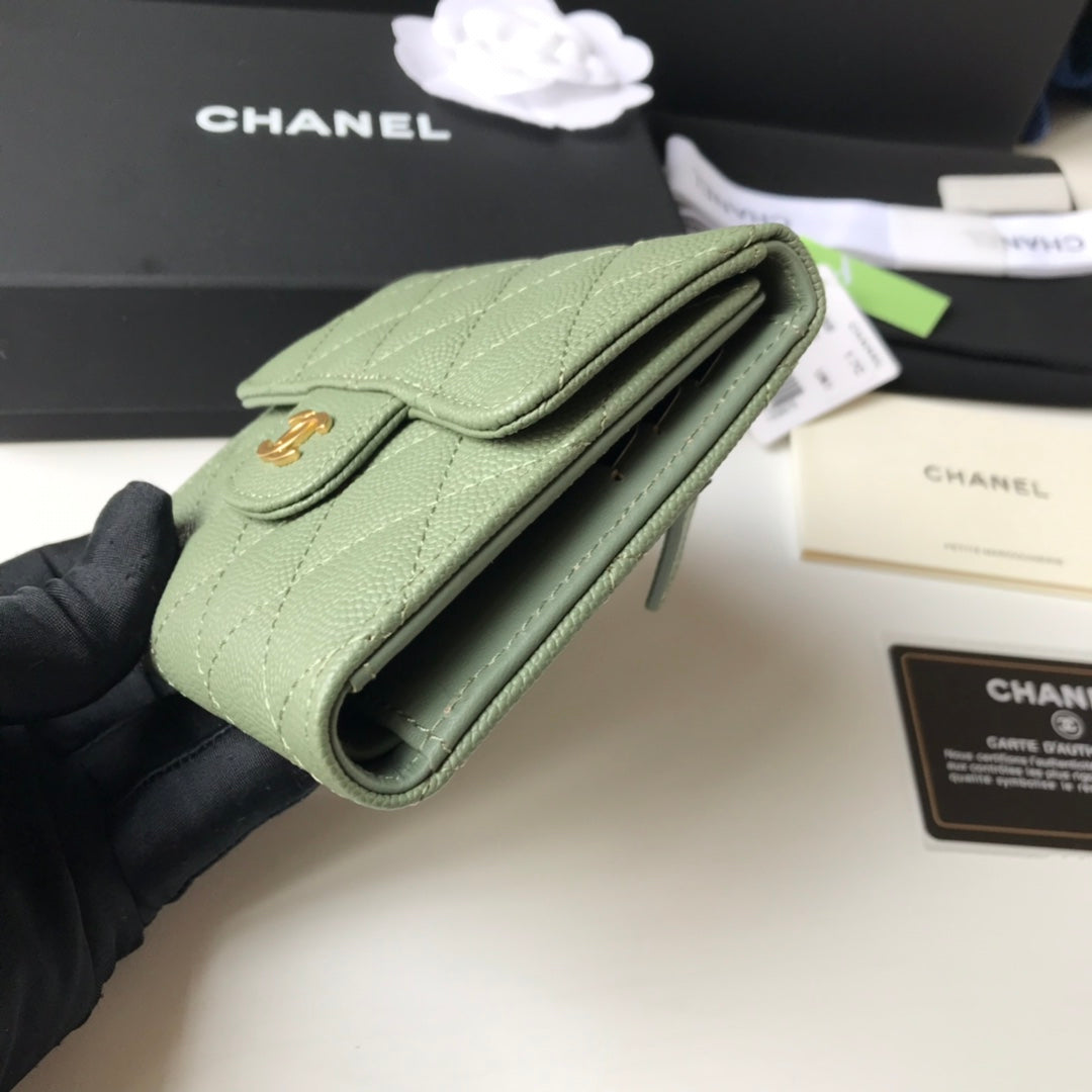 Chanel 三折短夾-綠色球紋皮金釦