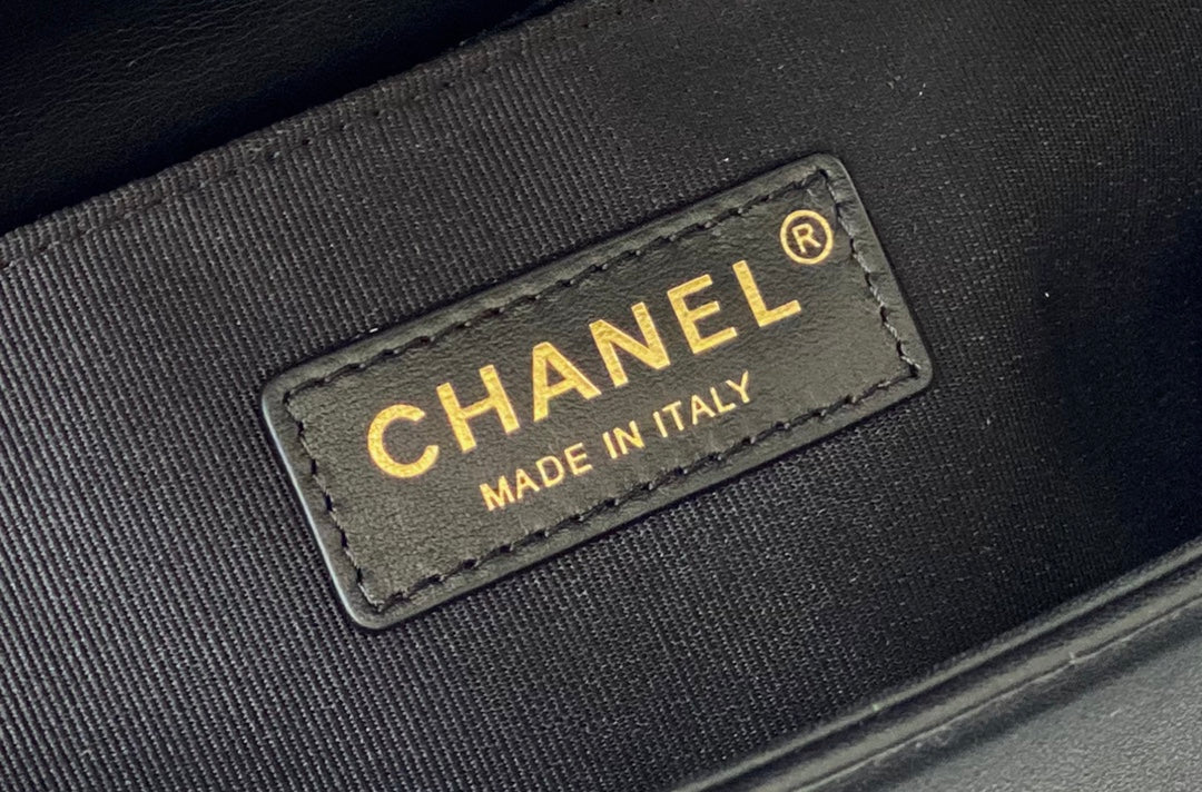 Chanel Leboy 25-黑色胎牛皮-復古金扣