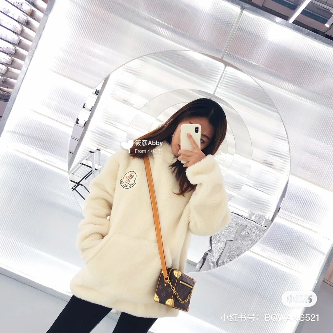 M68906 路L家-Mini Soft Trunck老花盒子包 上身照