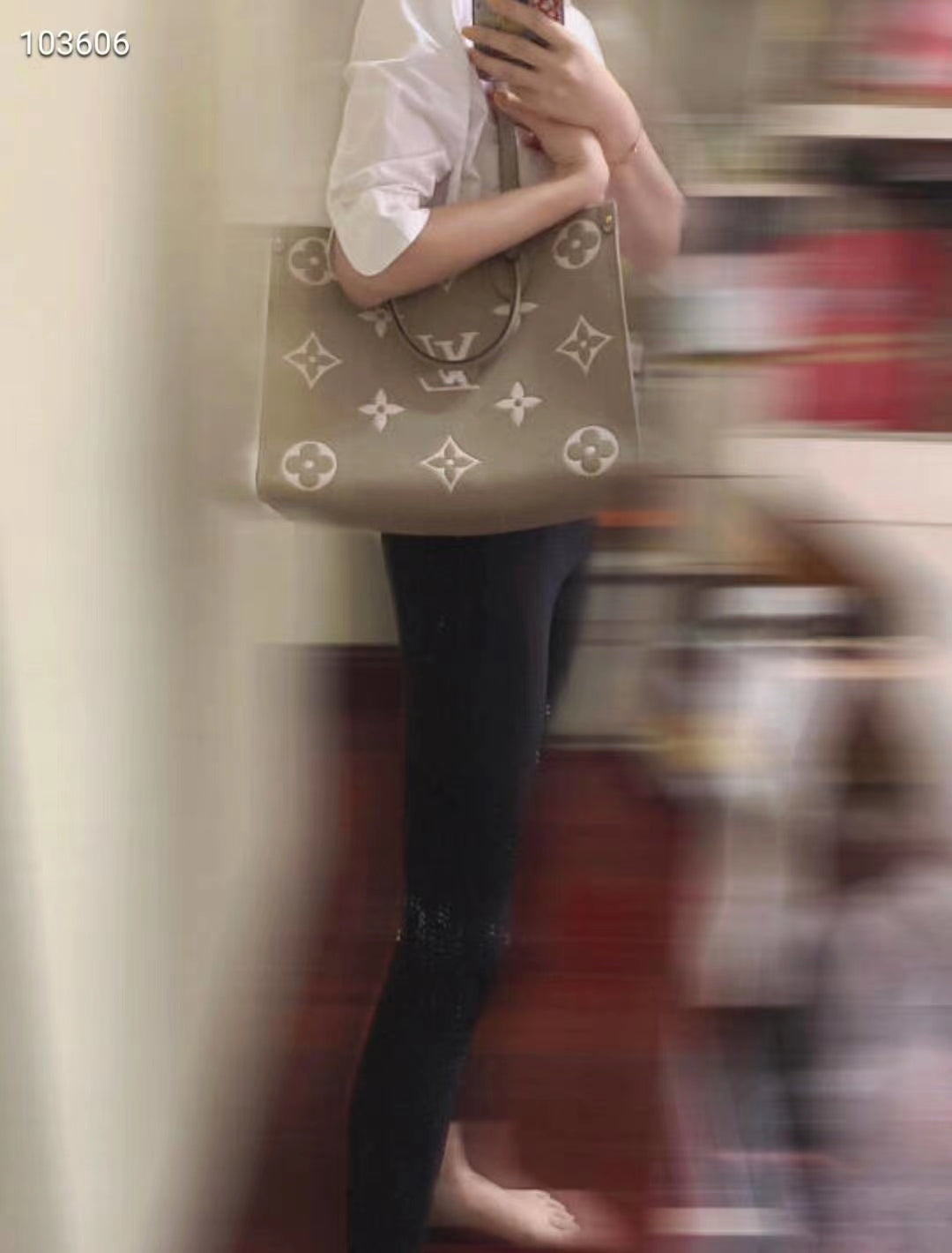 M45494 路L家-Onthego Tote 包 中號 上身照