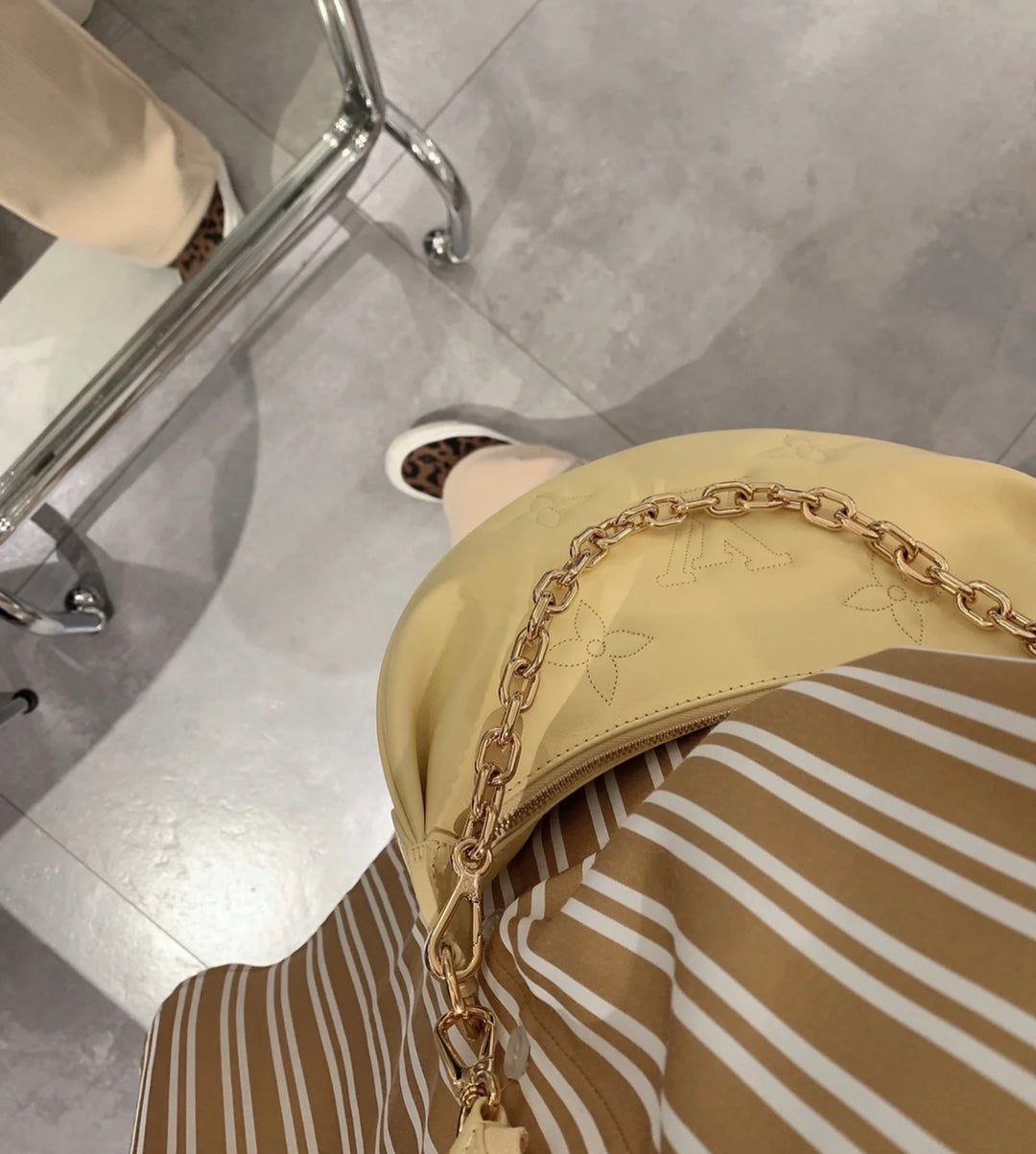 M59823 59799 路L家-OVER THE MOON 手袋 黃色 上身照
