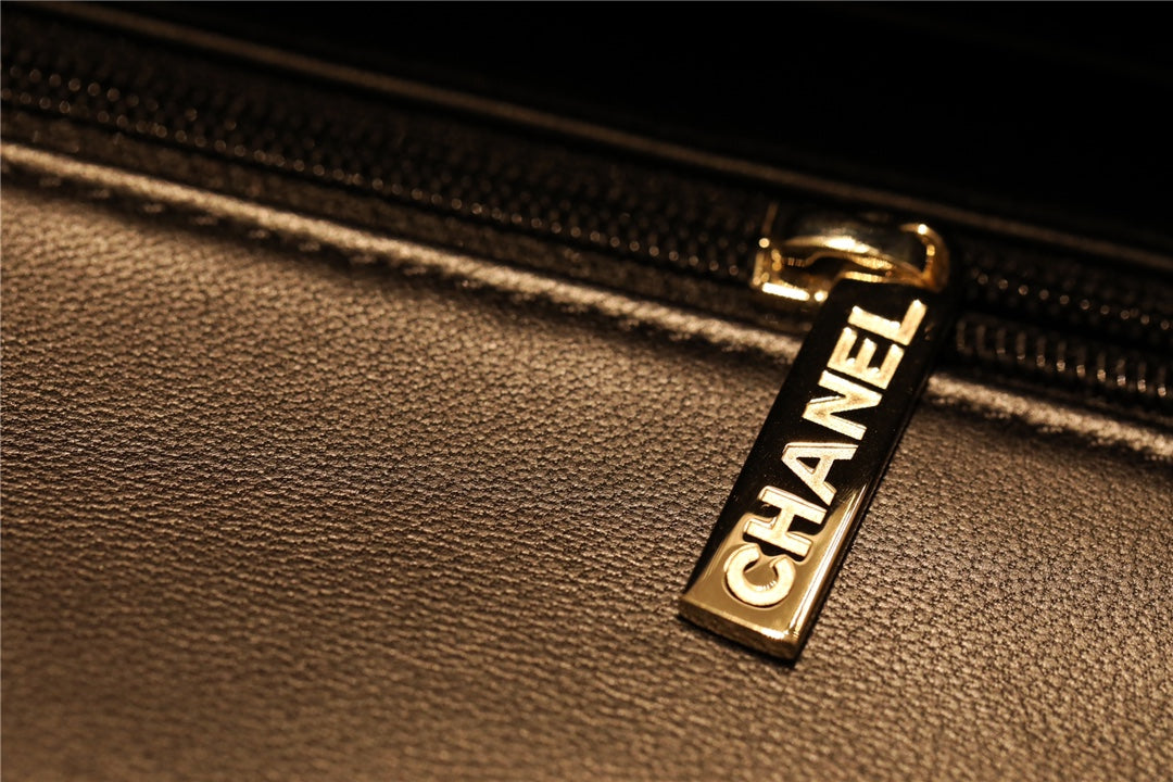 Chanel 吊墜徽章 mini CF