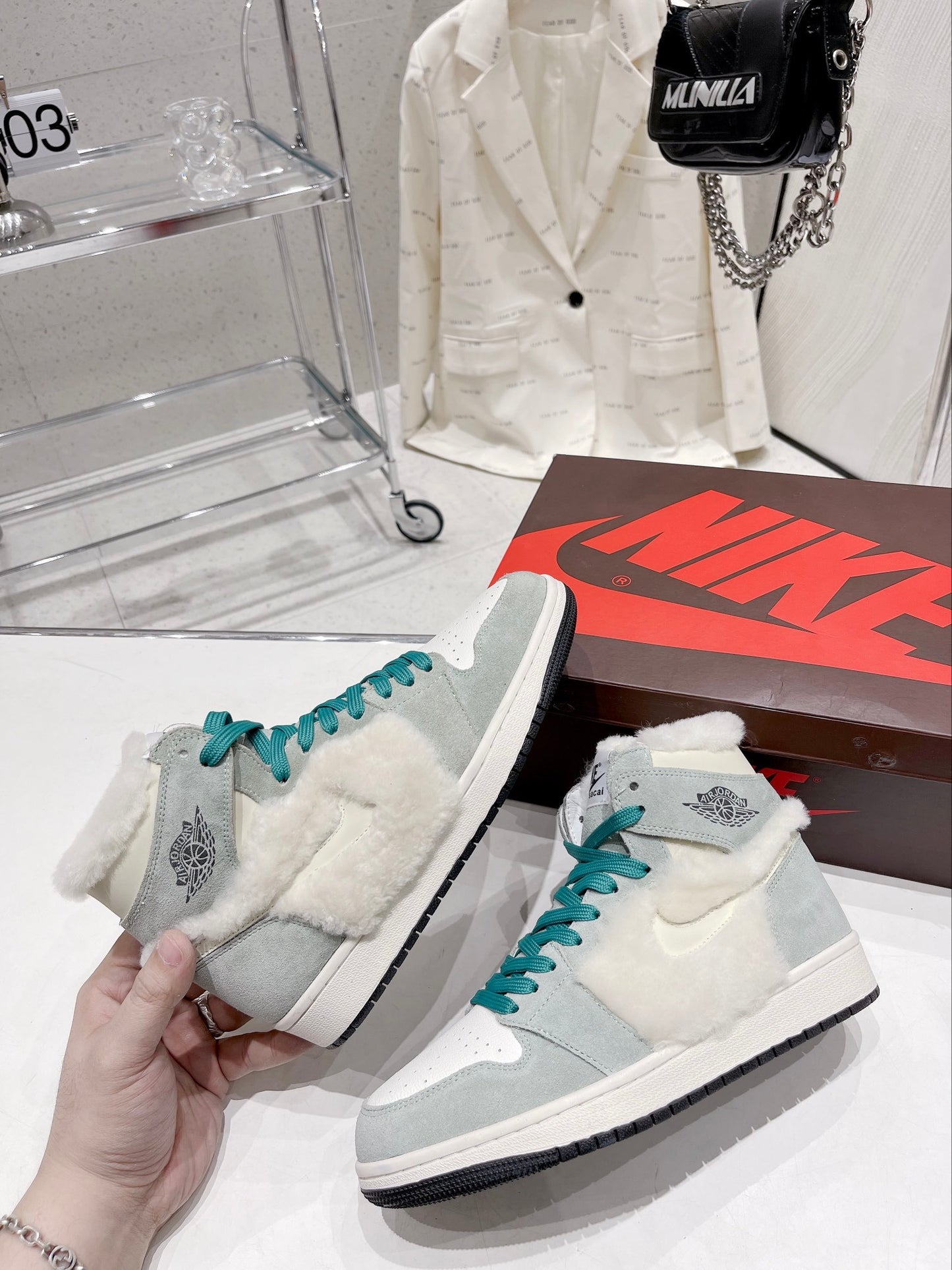 N1KE-WMNS Air Jordan 1 男女同款 毛毛款 灰色