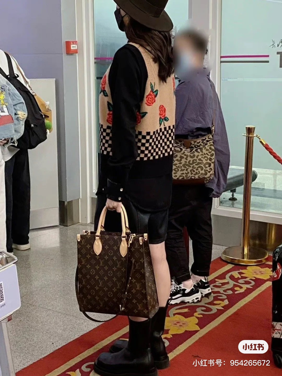 M45848 路L家-Sac Plat手袋 手提包 上身照