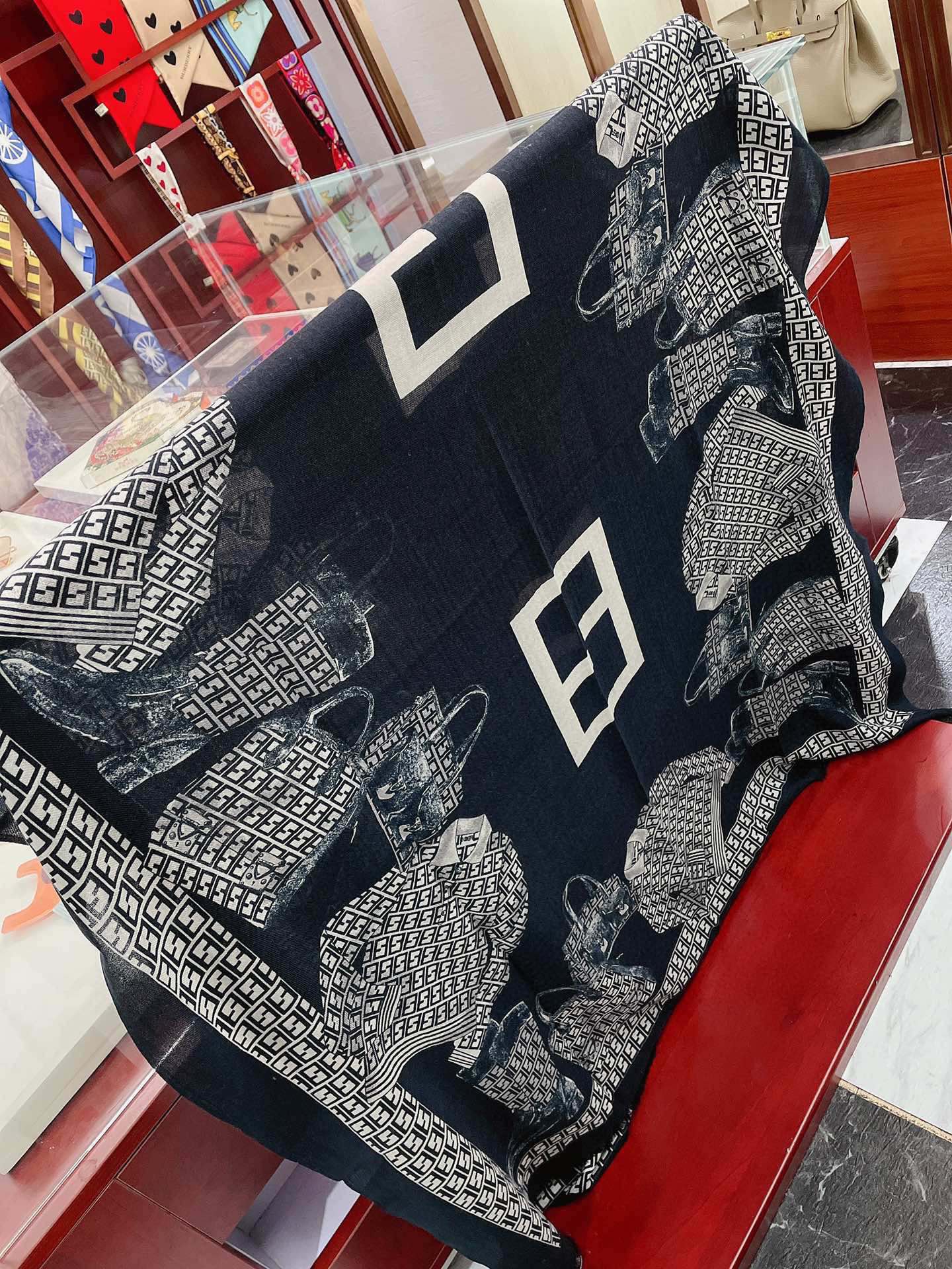 Fendi 羊絨絲巾 大方巾