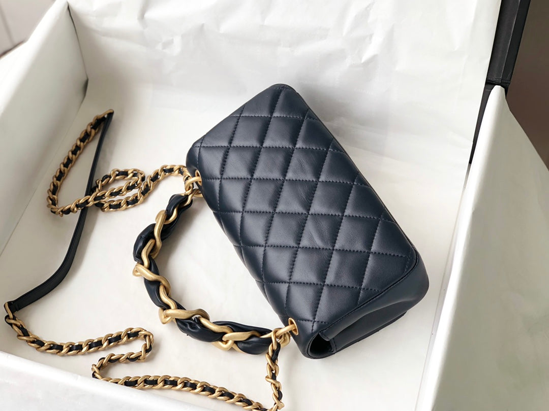 Chanel 拋光小羊皮菱格口蓋包-深藍色