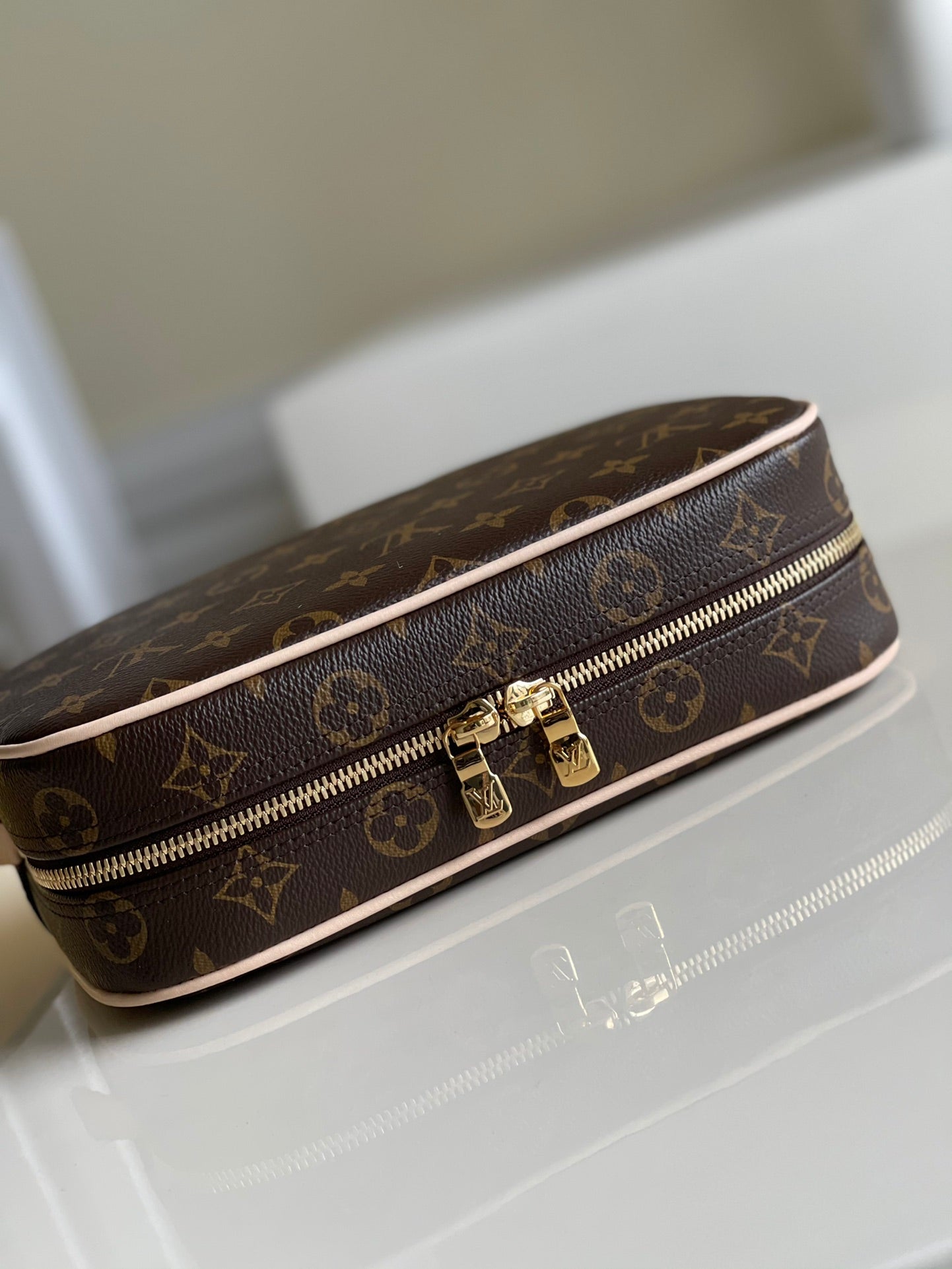 LV M43383 經典盥洗袋
