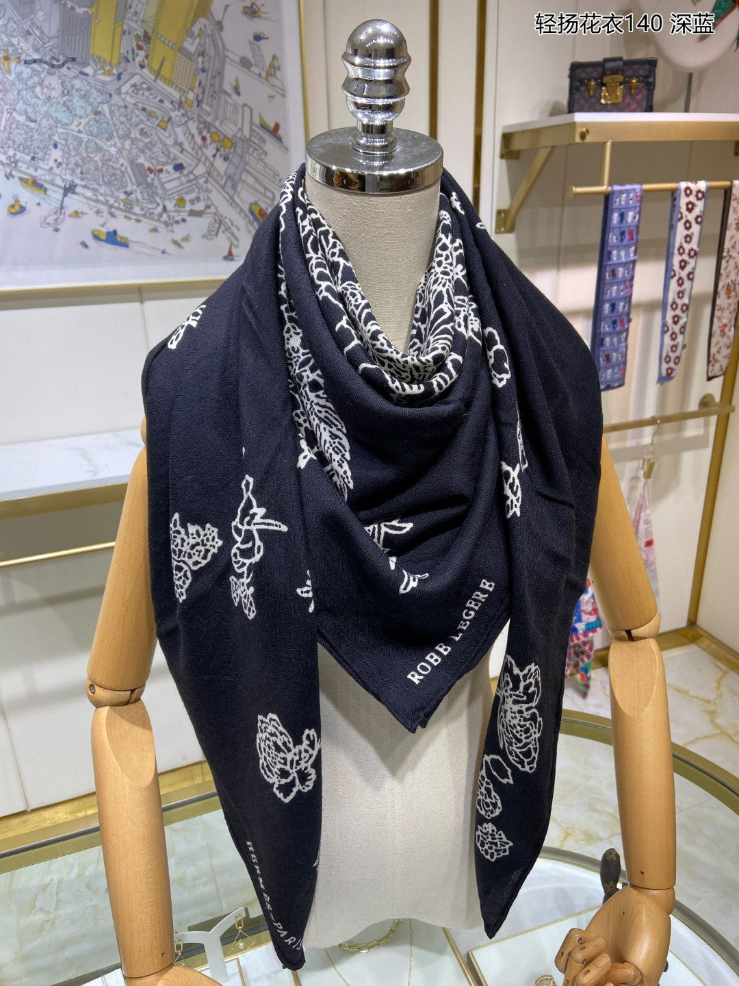 小愛款-輕揚花衣方形圍巾 140*140cm 70%羊絨+30%真絲