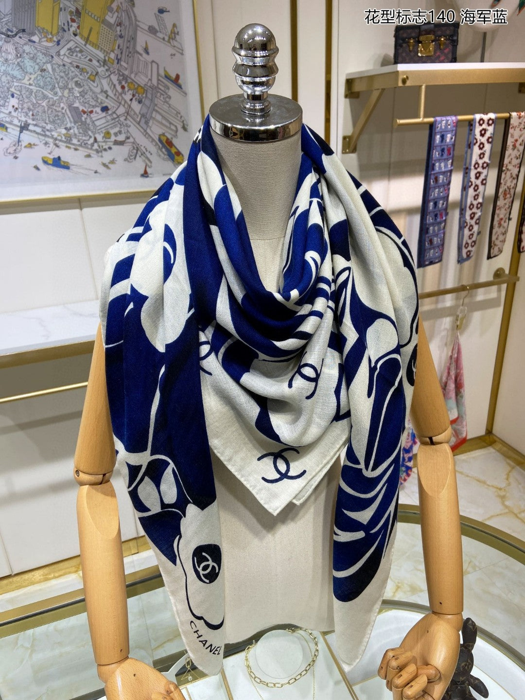 小香家-花型標誌方形圍巾 140*140cm 80%羊絨+20%真絲 藍色