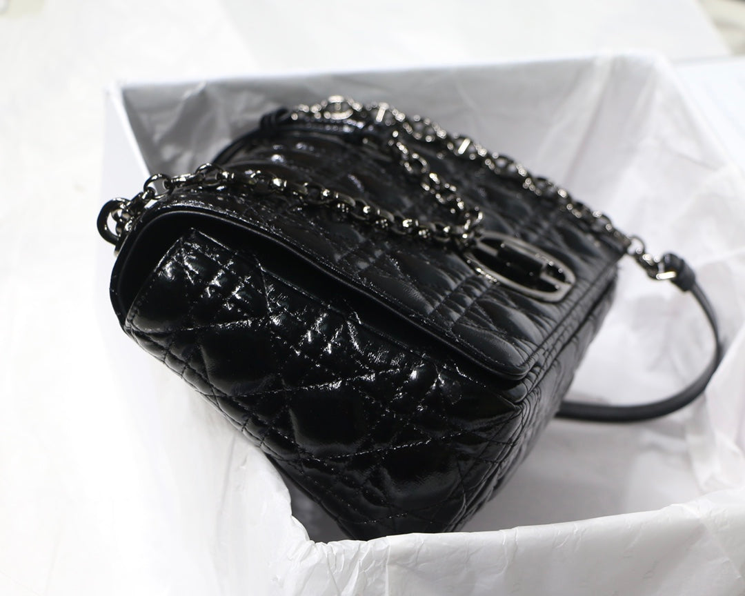 Dior Caro 褶皺漆皮系列 大號28cm-黑色