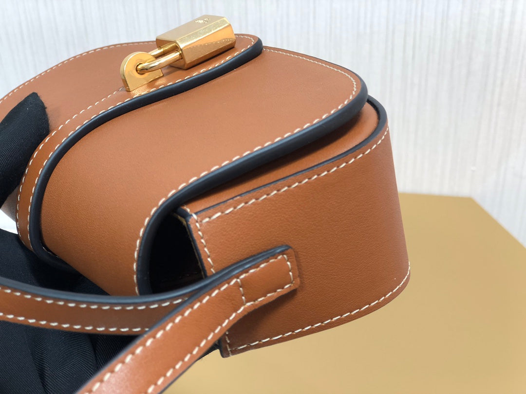 賽C家-Mini Tabou Clutch 鎖頭飾腋下包 棕色 平紋牛皮革