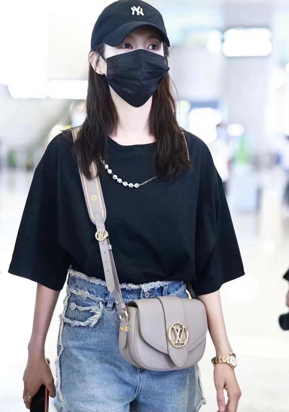 M58727 路L家-PONT 9 SOFT 手袋 杏色上身照