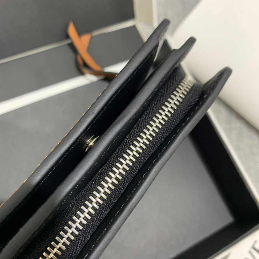 Loewe 特別限量款“灰塵精靈”系列短夾