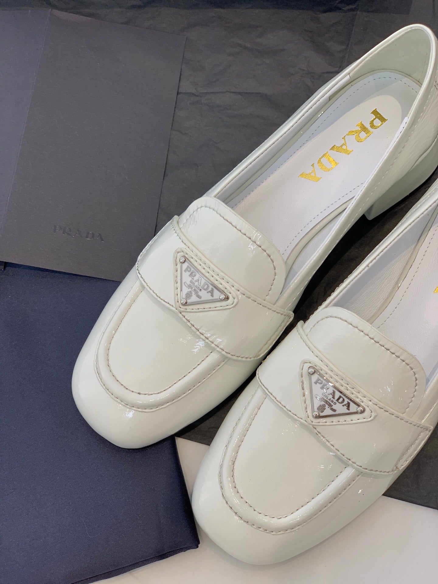 Prada鞋-Prada 漆皮低跟 樂福鞋（白）