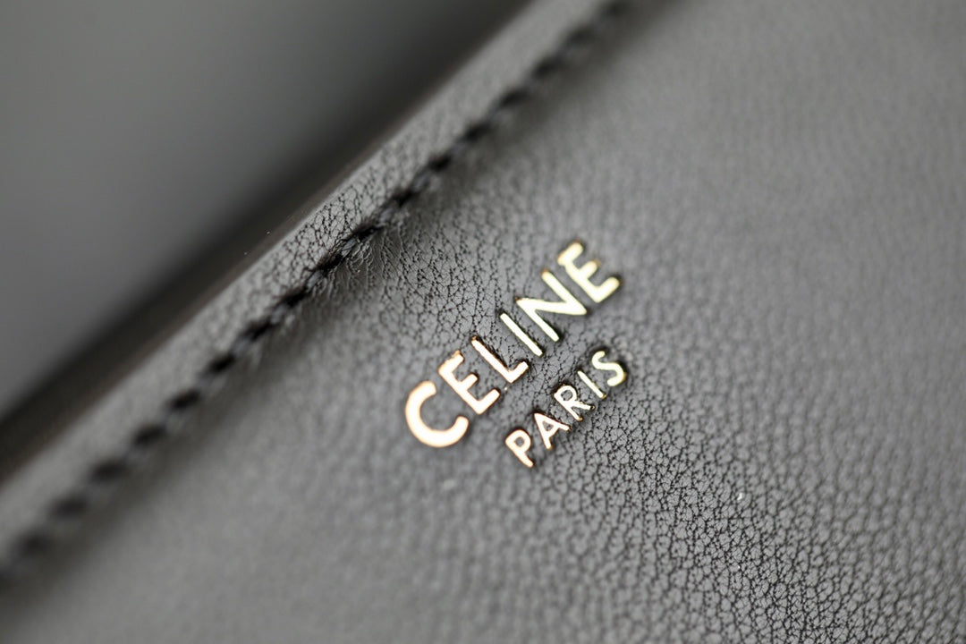 Celine TRIOMPHE 小號亮澤羊皮翻蓋錢包-黑色
