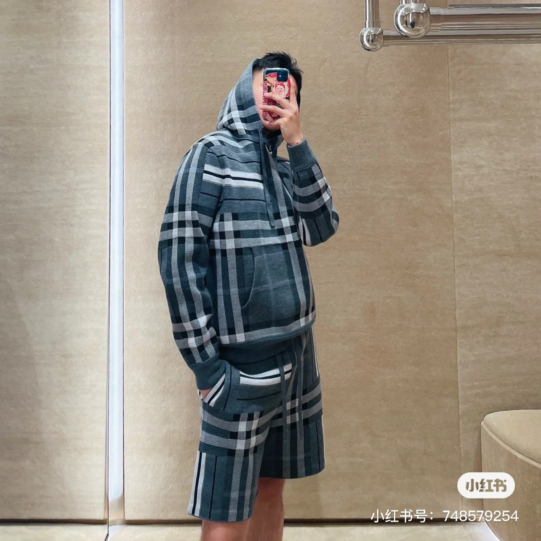 巴B家-22秋冬最新經典格子連帽羊毛衫  男女同款上身參考
